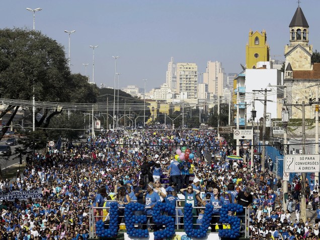 Milhares de pessoas participam da Marcha para Jesus, em São Paulo, com o tema "Exaltando o Rei dos Reis"