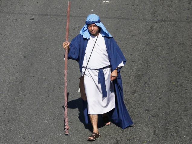 Em São Paulo, fiel participa da Marcha para Jesus 2015 com o tema "Exaltando o Rei dos Reis"