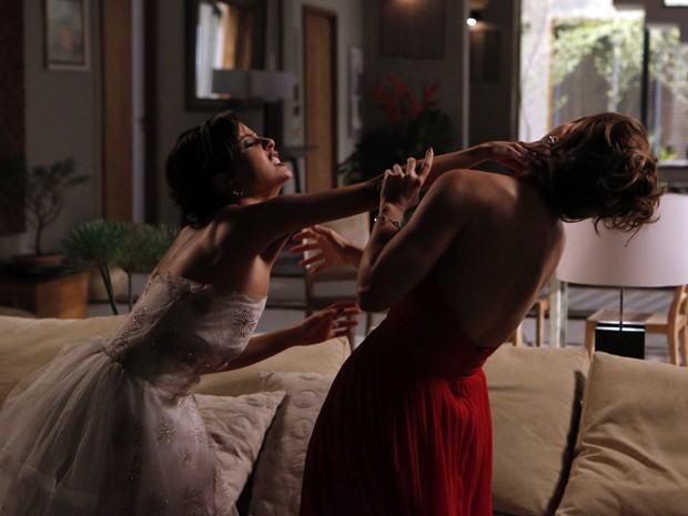 Maria Clara (Andrea Horta) e Cristina (Leandra Leal) se estapeiam antes do casamento com Vicente (Rafael Cardoso)
