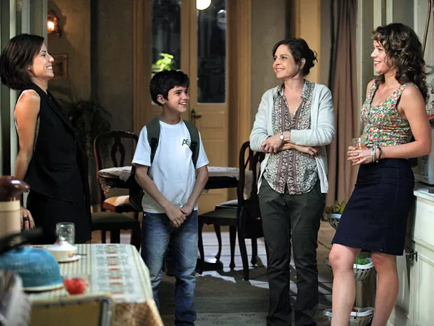 Maria Clara (Andreia Horta) vai à casa de Cristina (Leandra Leal) conhecê-la e encontra Cora (Drica Moraes) e Victor (Adriano Alves)