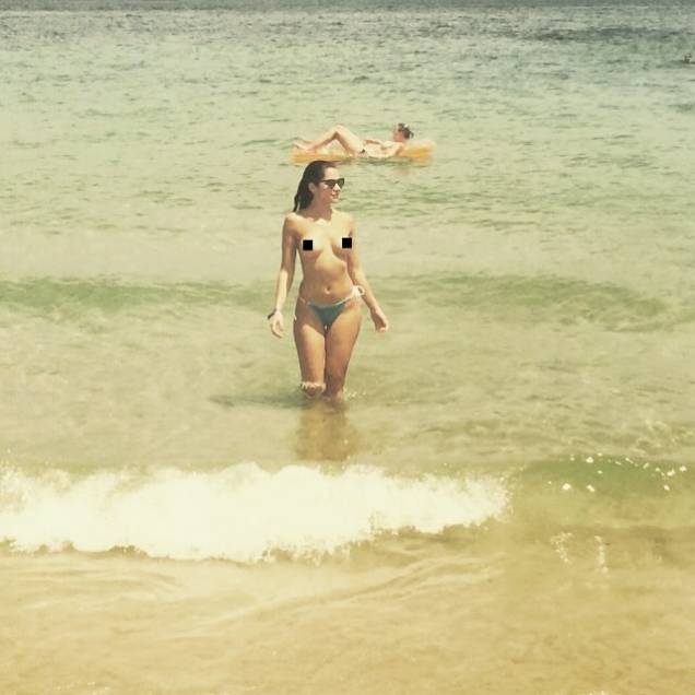 Maria Melilo faz topless em Ibiza
