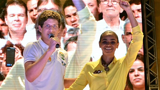 João Campos, filho de Eduardo Campos, e Marina Silva em comício no Recife