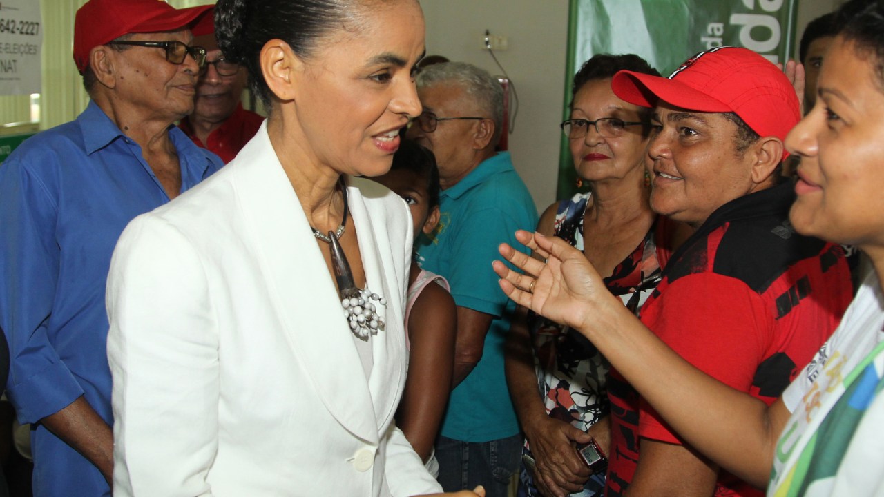A ex-candidata a presidência da República, Marina Silva chega ao prédio do INCRA em Rio Branco (AC), para votar na seção nº 43, neste domingo (26)