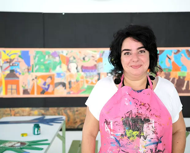 A pernambucana Mariza, de 51 anos, dá aulas de arte para crianças e adolescentes