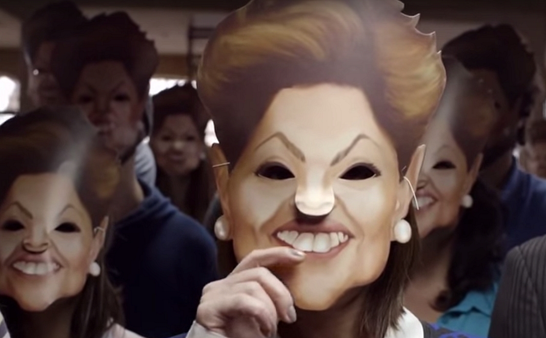 Máscara da presidente Dilma usada no programa do PSDB