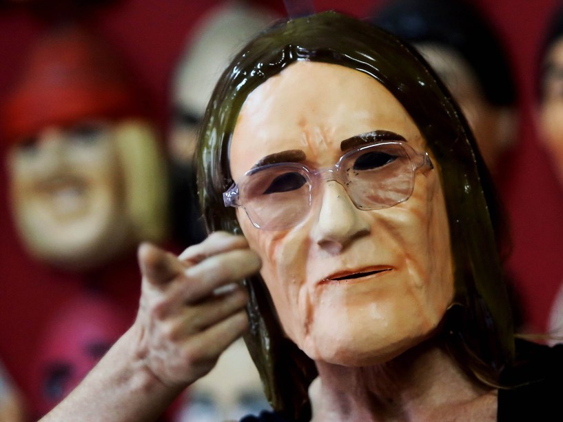 Máscara da ex-presidente da Petrobras, Maria das Graças Foster em funcionária da fábrica Condal em São Gonçalo, no Rio de Janeiro