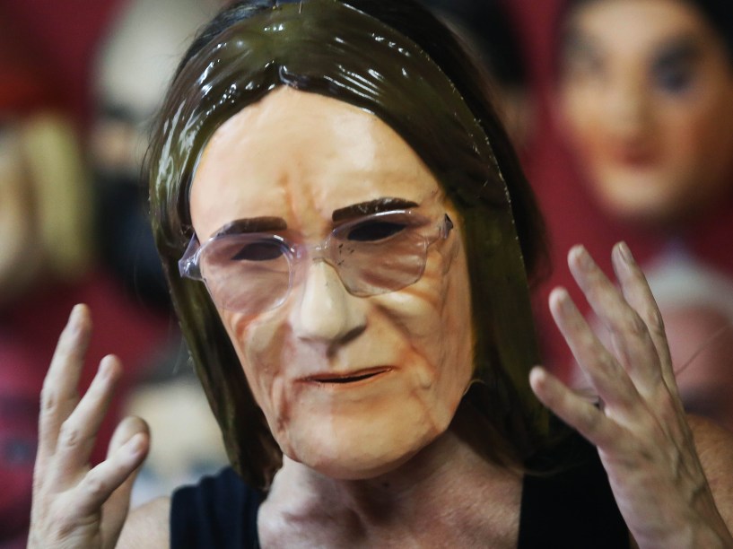 Máscara da ex-presidente da Petrobras, Maria das Graças Foster em funcionária da fábrica Condal em São Gonçalo, no Rio de Janeiro