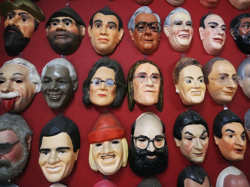 Entre os modelos de máscaras estão Tiririca, ministros e presidentes brasileiros