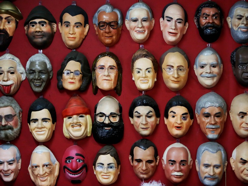 Entre os modelos de máscaras estão Tiririca, ministros e presidentes brasileiros