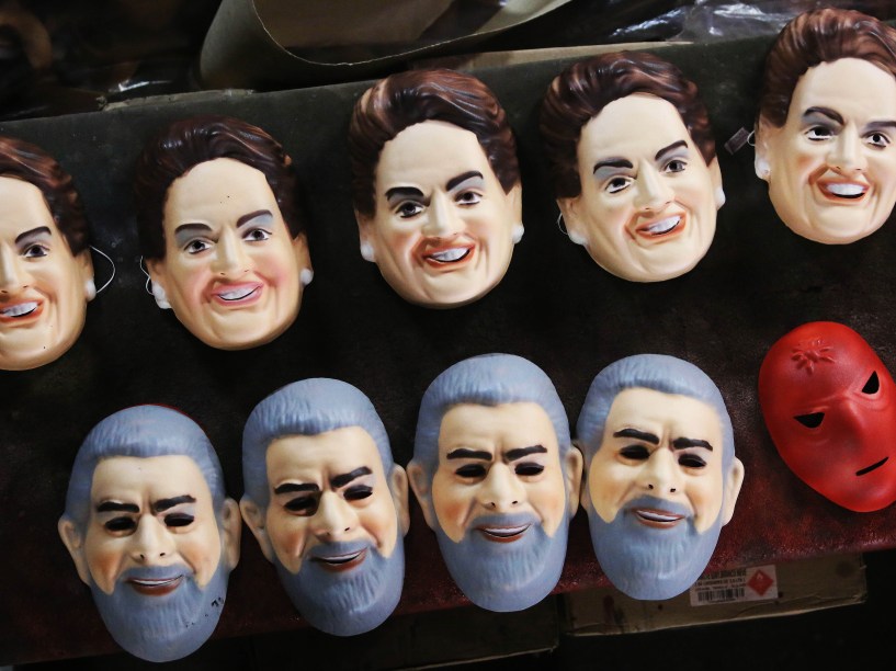 Máscaras da presidente Dilma Rousseff e do ex-presidente Luiz Inácio Lula da Silva, são tradicionais na fábrica Condal em São Gonçalo, no Rio de Janeiro