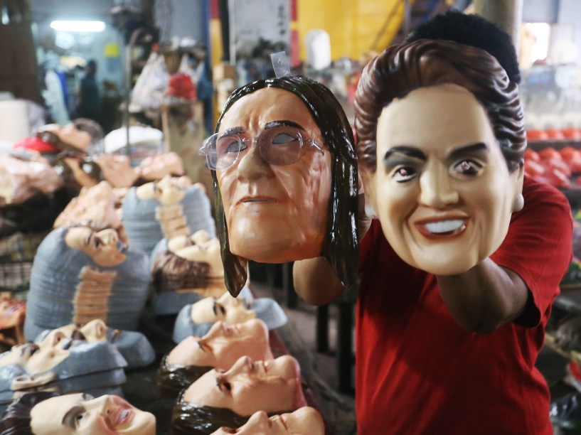 Máscara da ex-presidente da Petrobras, Maria das Graças Foster e da presidente Dilma Rousseff, na fábrica Condal em São Gonçalo, no Rio de Janeiro