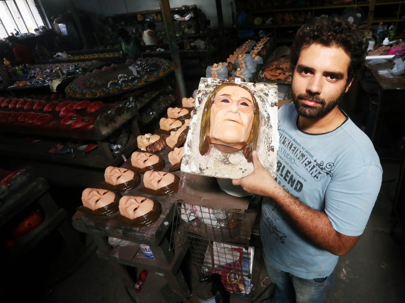 Gabriel Barros, artista plástico, lembra da tradição da fábrica em acompanhar o momento político brasileiro com a escultura de argila para confeccionar a máscara da Graça Foster