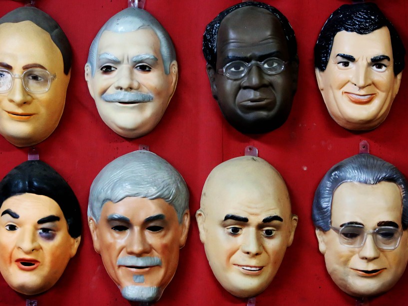 Entre os modelos de máscaras estão ministros e presidentes brasileiros