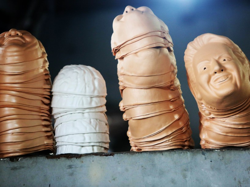 Diferentes máscaras na fábrica Condal em São Gonçalo, no Rio de Janeiro