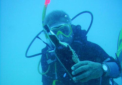 Mergulhadores húngaros são suspeitos de pilhar e contrabandear tesouro encontrado na costa de Pernambuco