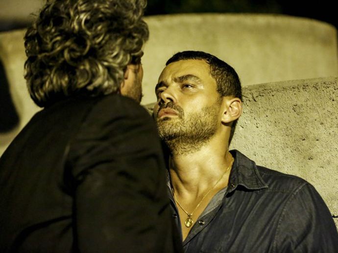 Maurílio (Carmo Dalla Vecchia) agoniza após levar tiro de José Alfredo (Alexandre Nero)