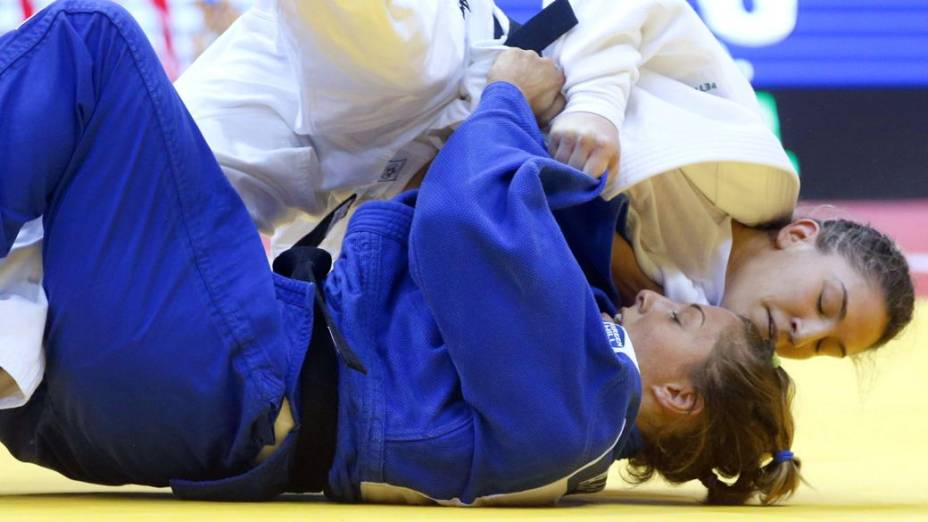 Mayra Aguiar (de branco) em ação no Mundial de Judô, na Rússia: brasileira de 23 anos conquistou seu primeiro ouro na competição