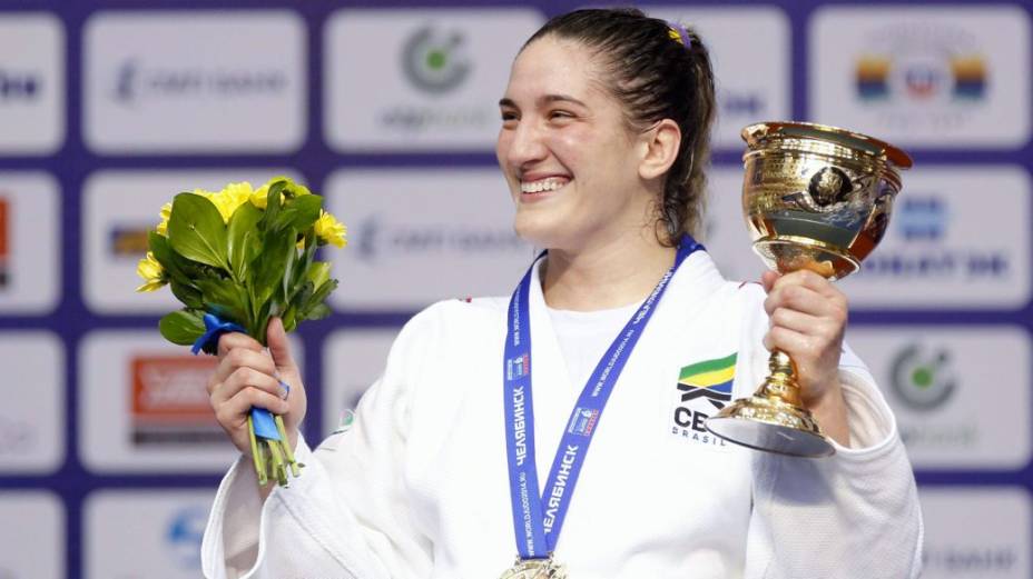 Mayra Aguiar com o ouro conquistado no Mundial da Rússia