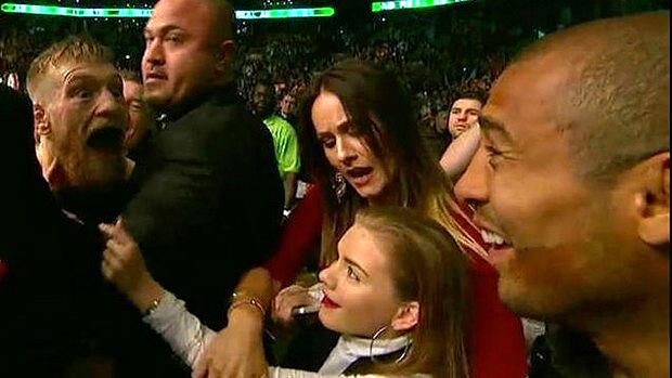 Conor McGregor provocou José Aldo após sua luta em Boston. Brasileiro apenas riu
