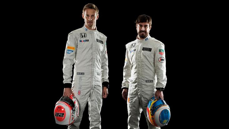 Jenson Button e Fernando Alonso posam com os novos macacões da McLaren