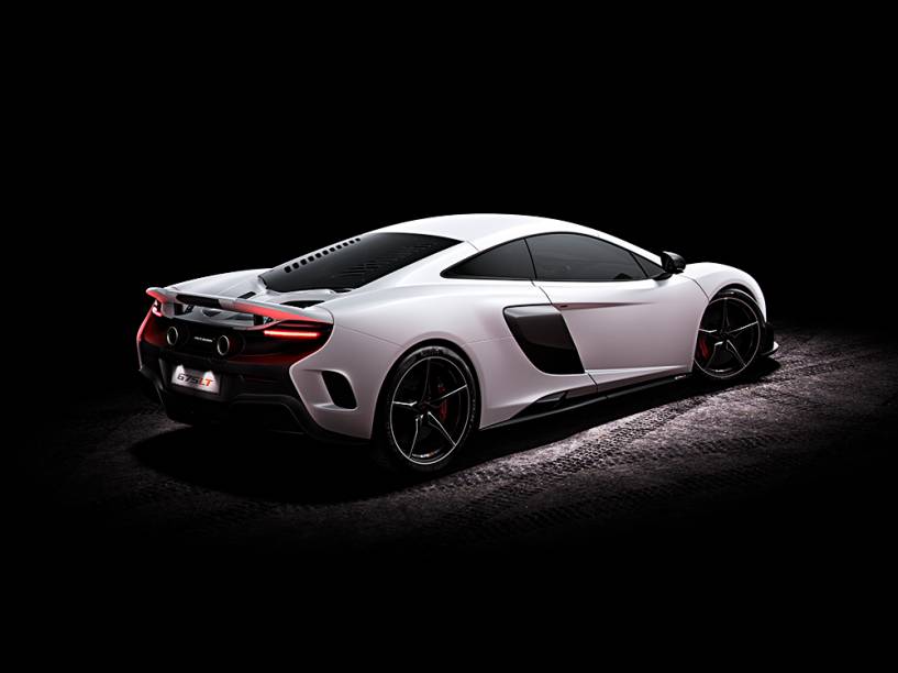 McLaren 675LT: fibra de carbono reduziu peso em 100 kg