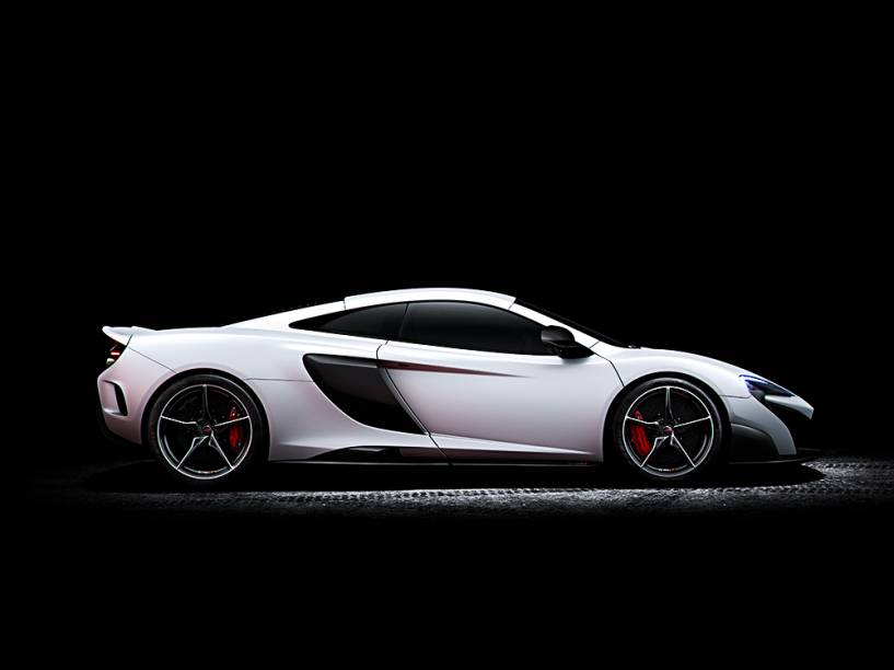 McLaren 675LT: fibra de carbono reduziu peso em 100 kg