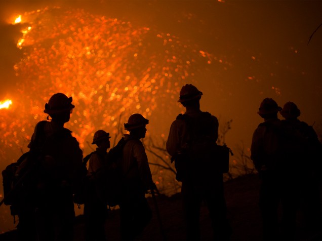 Bombeiros tentam apagar incêndio que tomou conta da região de Santa Bárbara, na Califórnia