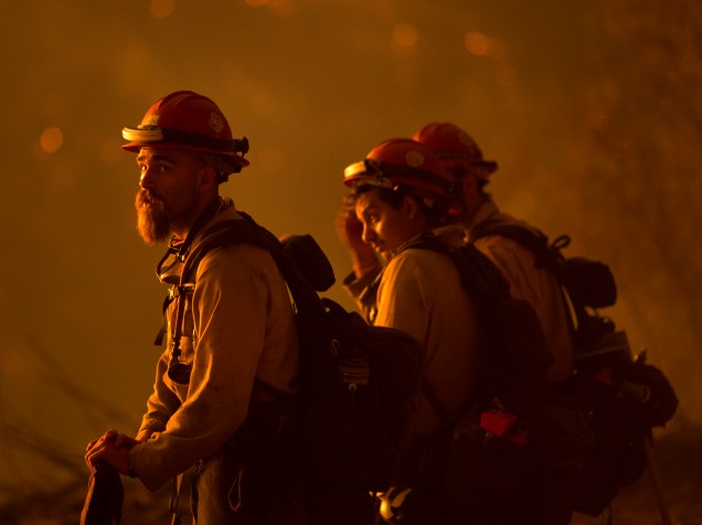 Bombeiros lutam para apagar incêndio que assola a região de Santa Barbara, na California