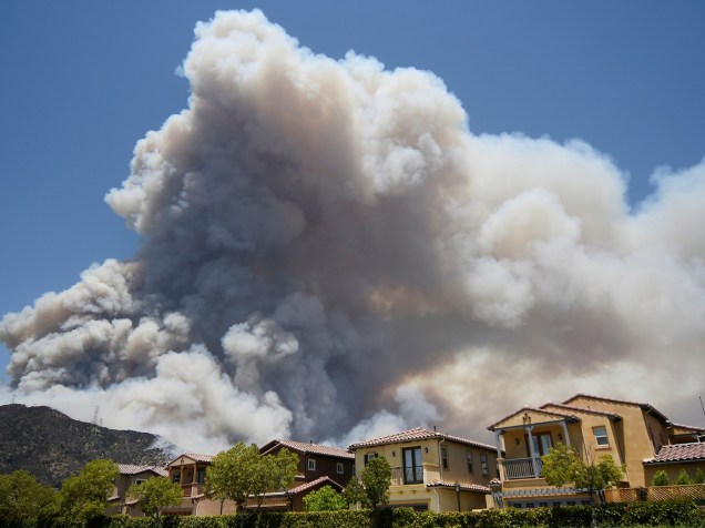Fumaça é vista de longe, graças a incêndio que se alastrou pela região de Azusa, na Califórnia