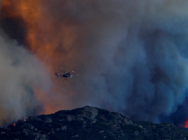 Helicópteros sobrevoam e supervisionam área atingida pelos incêndios na região de Potrero, na Califórnia