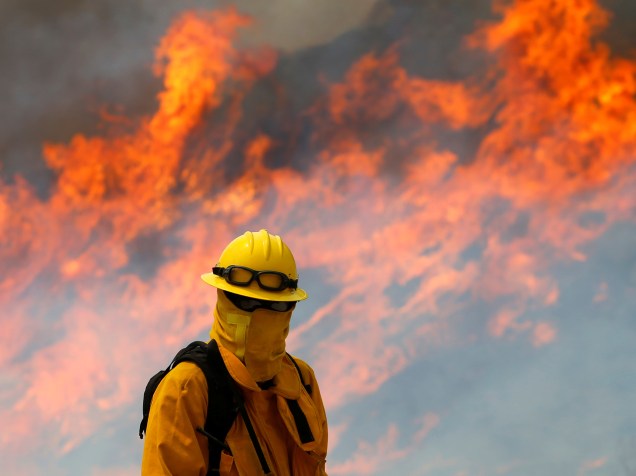 Bombeiros tentam apagar fogo que atinge a região de Potrero, na Califórnia
