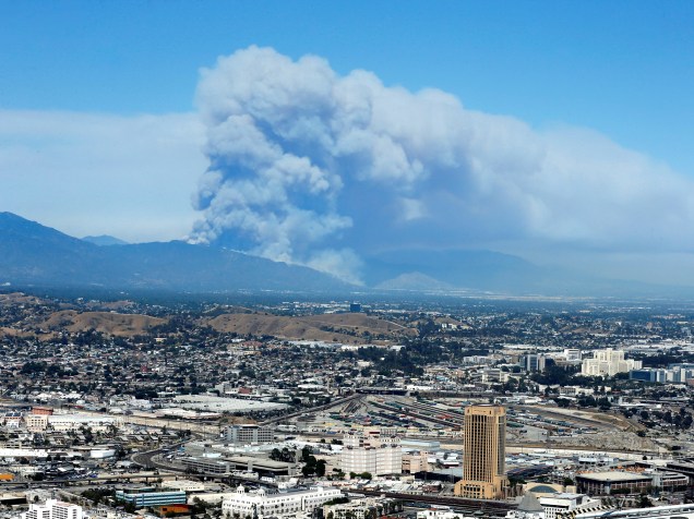 Grande quantidade de fumaça, decorrente dos incêndios que atingem a Califórnia, é vista do centro da cidade de Los Angeles