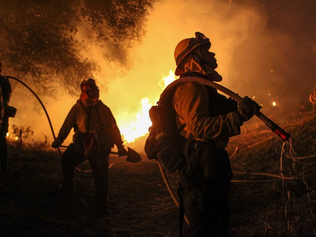 Bombeiros tentam apagar incêndio que se alastrou pela região do distrito de San Diego, Califórnia