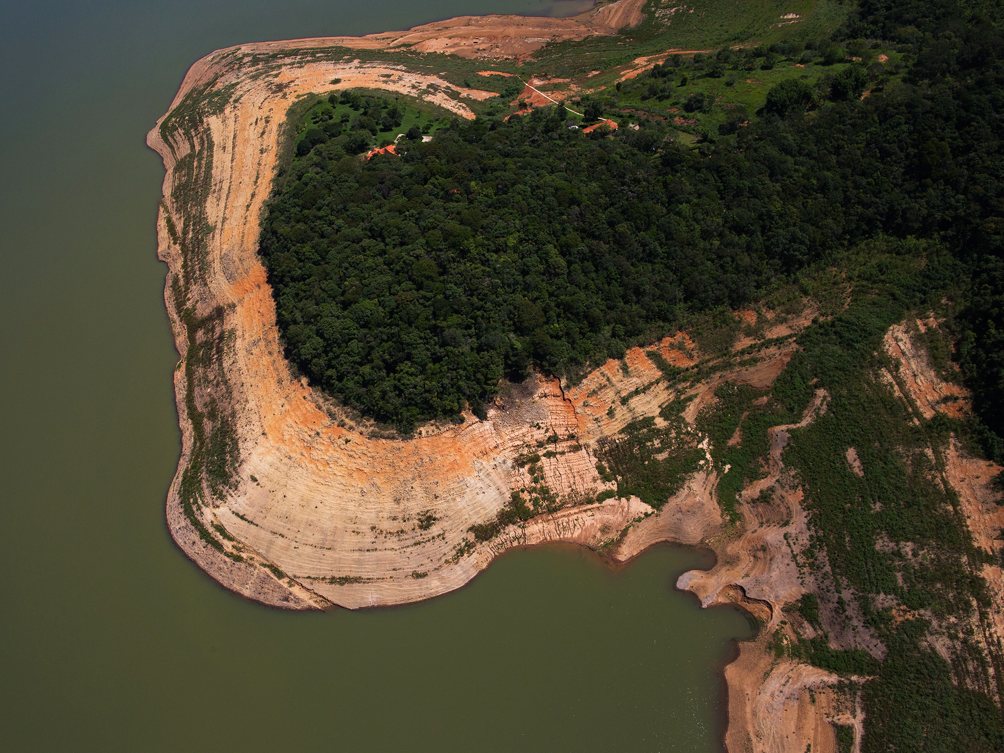 Vista aérea de reservatório do Sistema Cantareira