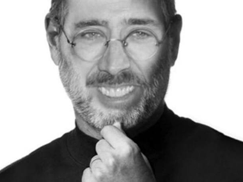 O rosto do ator aparece até na famosa foto de Steve Jobs