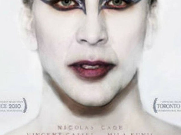 Em montagem, Nicolas Cage substituiu Natalie Portman no cartaz do filme Cisne Negro
