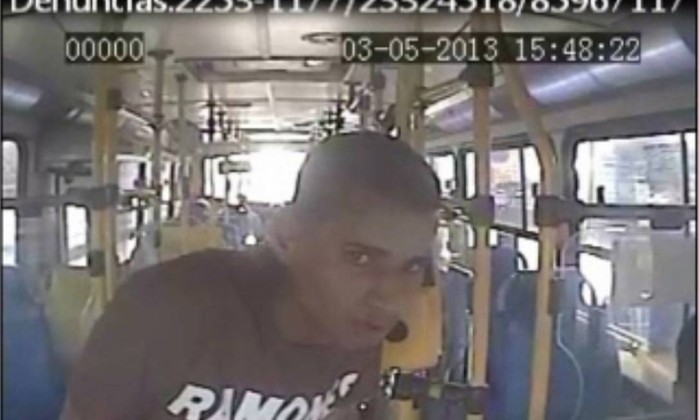 Roberto da Hora, aos 16 anos, quando roubou passageiros e estuprou mulher dentro de ônibus no RJ