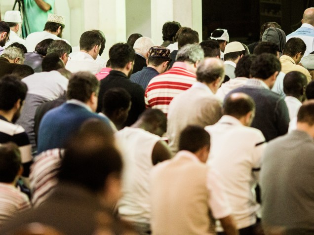 Refugiados participam de almoço de confraternização, preparado na Mesquita Brasil, na região Central da cidade de São Paulo, às sextas-feiras, após as orações