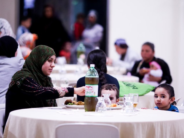 Refugiados participam de almoço de confraternização, preparado na Mesquita Brasil, na região Central da cidade de São Paulo, às sextas-feiras, após as orações
