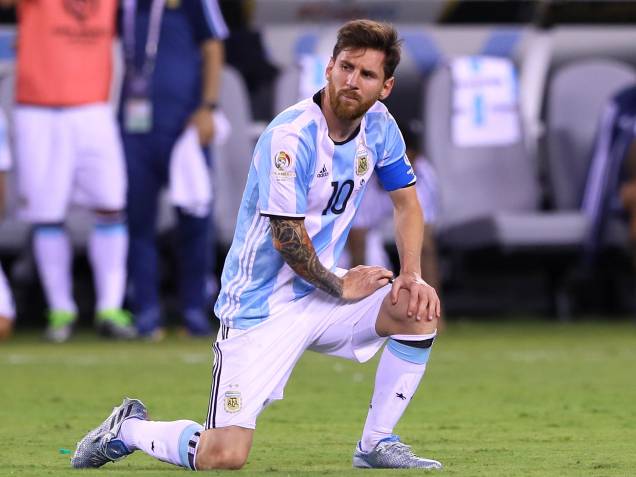 Lionel Messi chora a derrota na final da Copa América Centenário, diante do Chile, em Nova Jérsey