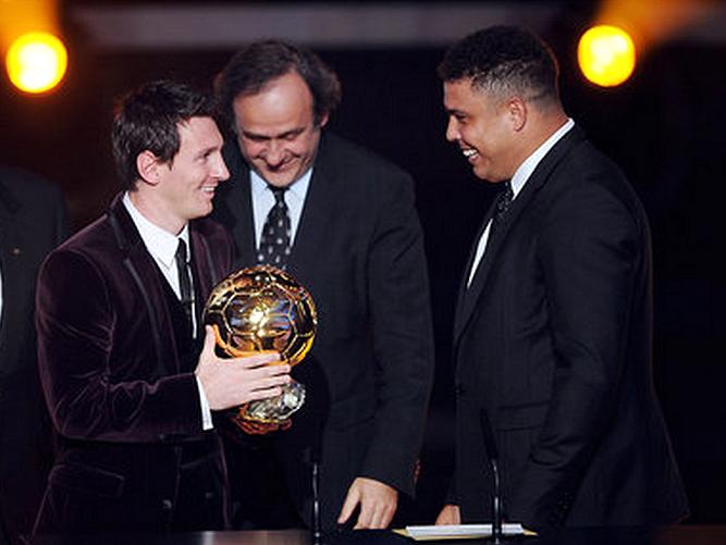 Ronaldo entregou a Bola de Ouro da FIFA de 2011 ao "fã" Lionel Messi