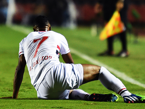 No chão, Michel Bastos se mostra cansado, assim como o resto do time do São Paulo, no Campeonato Brasileiro