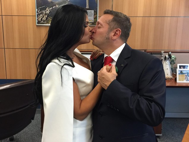 Milena Santos comemora com o marido, Alexandre Teixeira, o primeiro dia como Primeira-Dama do Ministério de Turismo com ensaio fotográfico no gabinete - 25/04/2016