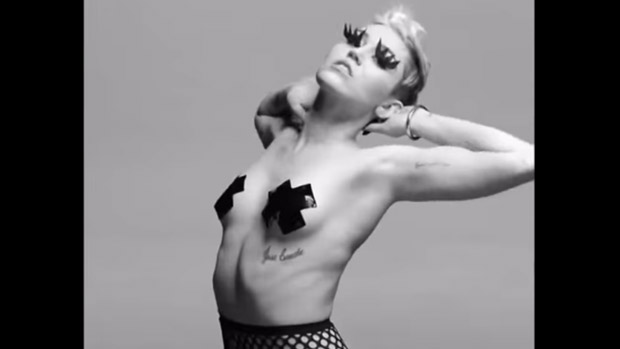 Miley Cyrus seminua no vídeo Tongue Tied, do  fotógrafo Quentin Jones