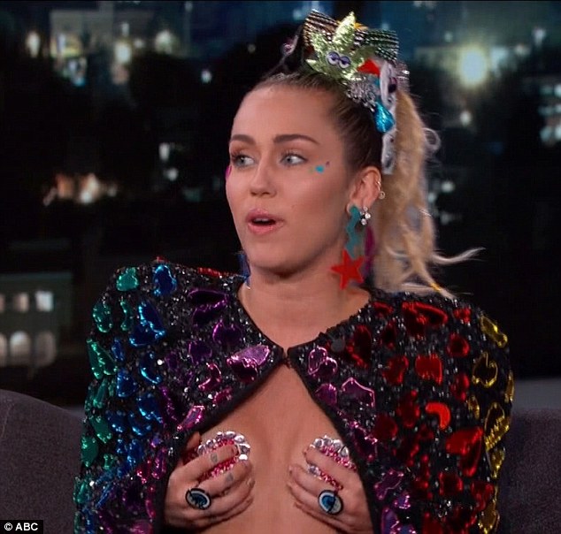 Miley Cyrus no programa Jimmy Kimmel Live, da rede americana ABC