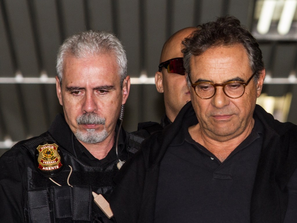 Milton Pascowitch, preso na 13ª fase da Lava Jato, chega no IML em Curitiba para fazer exame de corpo de delito