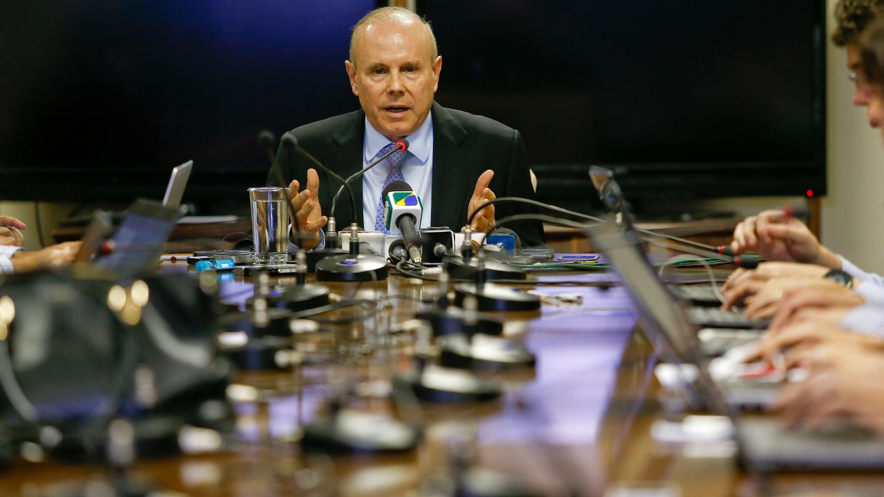 O ministro Guido Mantega (Fazenda) concede entrevista coletiva no gabinete do Ministério, para falar sobre as perspectivas para o novo governo da presidente Dilma Rousseff, nesta segunda-feira (27)