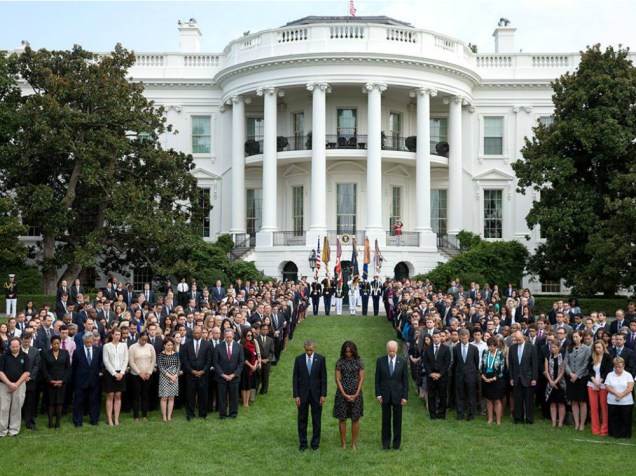 O presidente Barack Obama, a primeira-dama Michelle e o vice Joe Biden participam do minuto de silêncio na Casa Branca