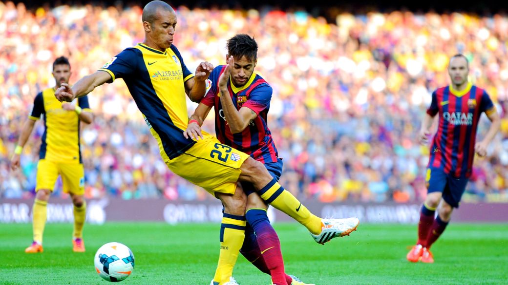 Miranda e Neymar em dividida durante duelo entre Atlético de Madrid e Barcelona pelo último Campeonato Espanhol, no Camp Nou, em Barcelona