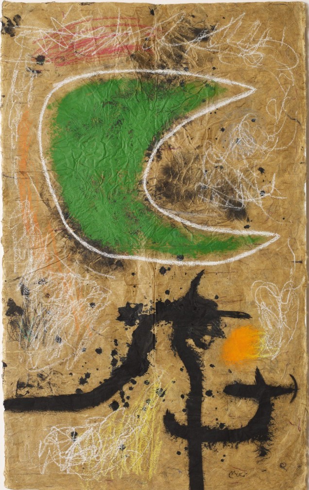 Mulher sob o Luar, obra de 1970. Nesta tela, Miró usa como suporte um papel bastante rústico, cheio de texturas e cor. Trata-se de um papel amarrotado, que não estava preparado para servir de obra de arte. Miró trabalha com um conjunto de machas e borrifos de tinta; a pincelada ágil lembra a caligrafia japonesa devido a mudança de espessura; ele usa o giz pastel, que lembra os gizes de criança e reforça essa ideia quando faz garatujas descontroladas. É um repertório que, quando você descreve, parece que tem tudo para dar errado. E essa é a coragem e curiosidade de Miró ao encontrar um equilíbrio estético envolvente, diz Paulo Miyada, curador do Tomie Ohtake